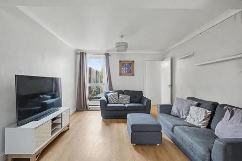 3 bedroom end of terrace house to rent, Curzon Road, Chatham