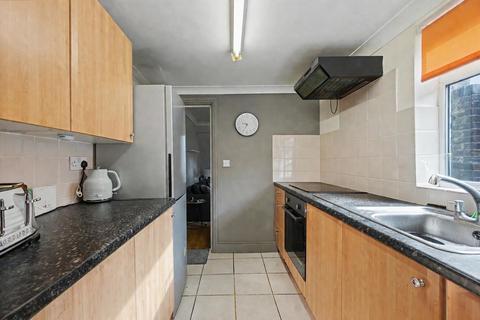 3 bedroom end of terrace house to rent, Curzon Road, Chatham