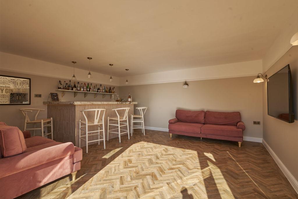 Bar/Entertainment