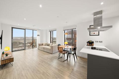 3 bedroom flat to rent, 450 Oldfield Lane North,