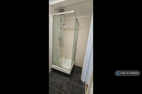 4 bedroom flat to rent, Crescent Court, London, NW11