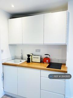 Studio to rent, Welby Street, London, SE5