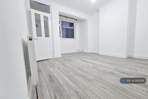 2 bedroom terraced house to rent, Salisbury Road, Grays, RM17