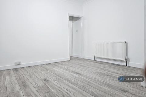 2 bedroom terraced house to rent, Salisbury Road, Grays, RM17