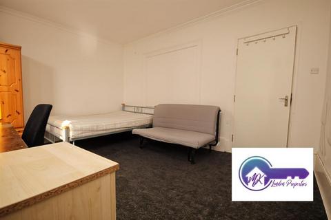 1 bedroom in a flat share to rent, London NW1