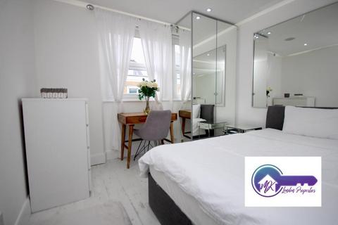 1 bedroom in a flat share to rent, Paddington, London W2