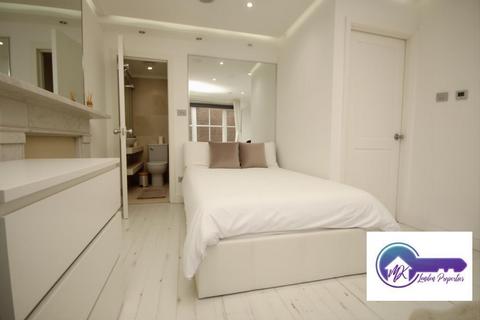 1 bedroom in a flat share to rent, London W2