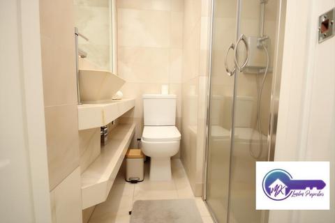 1 bedroom in a flat share to rent, London W2