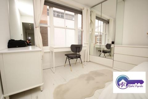 1 bedroom in a flat share to rent, London W2