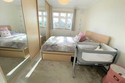 2 bedroom maisonette for sale, Chalforde Gardens, Romford, romford