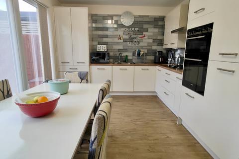 4 bedroom semi-detached house to rent, Villaret Close, Rochester ME2