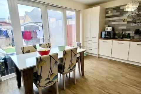 4 bedroom semi-detached house to rent, Villaret Close, Rochester ME2
