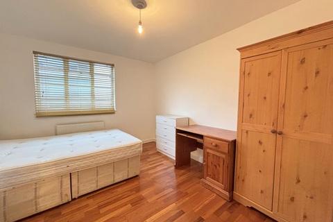 3 bedroom flat to rent, Uxbridge Road, Ealing