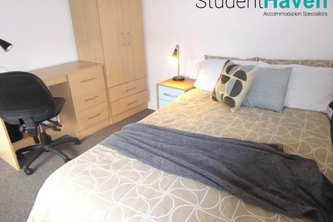 3 bedroom house to rent, View Street, Huddersfield HD5