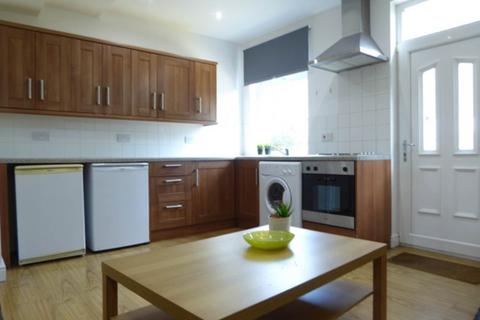 3 bedroom house to rent, View Street, Huddersfield HD5
