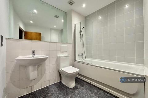 2 bedroom flat to rent, Lake House, Manchester, M15