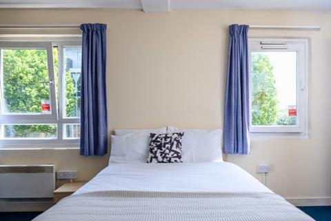 Studio to rent, Creek Road