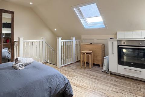 Studio to rent, Ash Grove