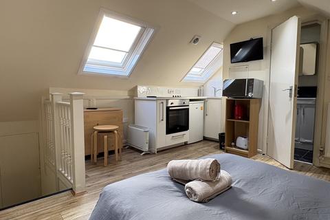 Studio to rent, Ash Grove
