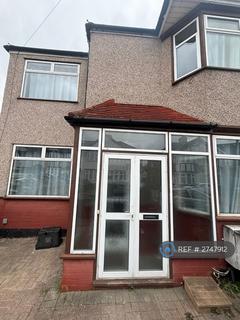1 bedroom in a house share to rent, Aintree Crescent, Ilford, IG6