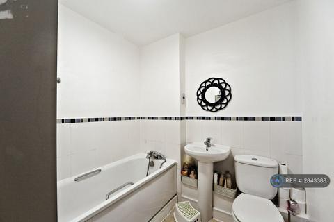 2 bedroom flat to rent, Harkness Court, Sutton, London, SM1