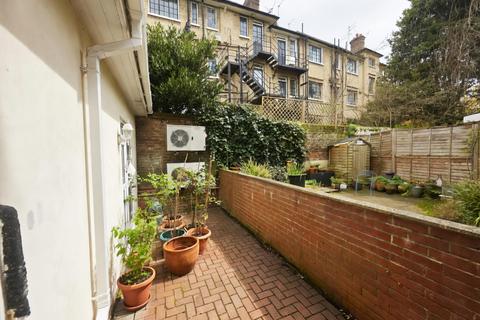 2 bedroom flat to rent, Archway Road, Highgate, N6