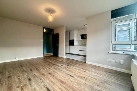 2 bedroom house to rent, Kingsland, Broxwood Way, London