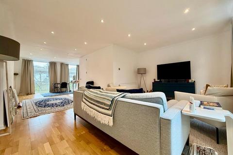 6 bedroom house to rent, Tobin Close, London