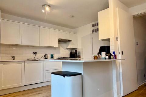 6 bedroom house to rent, Tobin Close, London