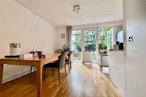 6 bedroom house to rent, Tobin Close, London