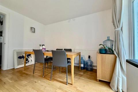 6 bedroom house to rent, Tobin Close, London