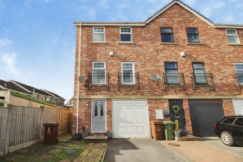 3 bedroom end of terrace house for sale, The Courtyard, Wakefield, WF2