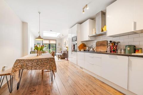 2 bedroom flat for sale, Maplestead Road, SW2