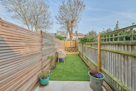 2 bedroom flat for sale, Wingford Road, London, SW2