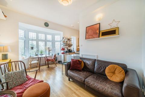 2 bedroom flat to rent, Clairview Road, London SW16