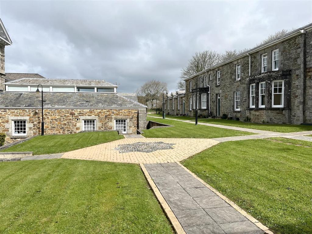 Communal gardens to the front