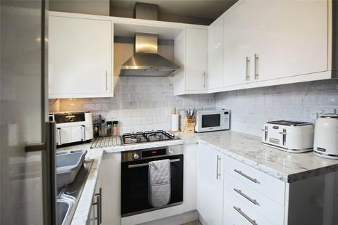 2 bedroom flat to rent, Avocet Walk, Sittingbourne ME9