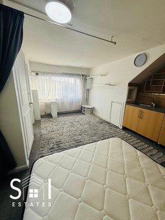 Studio to rent, Drew Gardens, Greenford, UB6 7QG