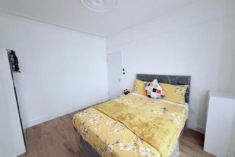 4 bedroom semi-detached house to rent, Regina Road, Southall, UB2 5PP