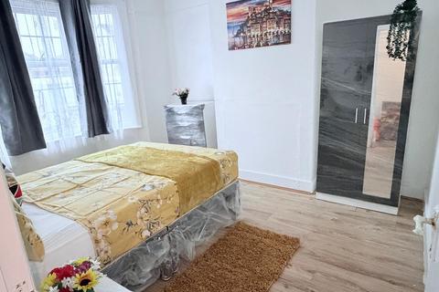 4 bedroom semi-detached house to rent, Regina Road, Southall, UB2 5PP