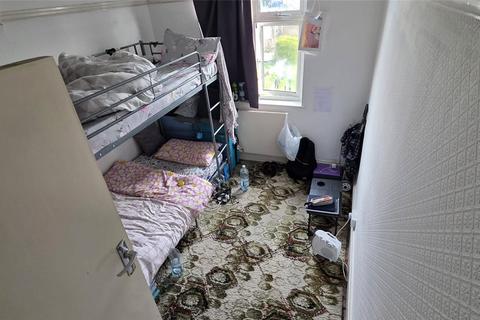 4 bedroom semi-detached house to rent, Kenton, London HA3