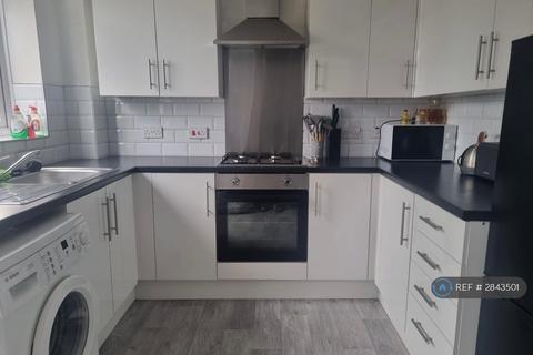2 bedroom end of terrace house to rent, Poplars Farm Housing Estate, Bradford, BD2
