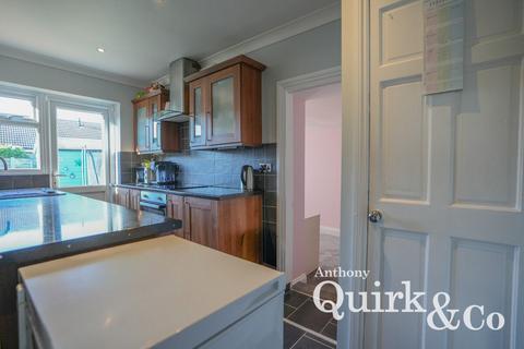 2 bedroom detached bungalow for sale, Heilsburg Road, Canvey Island, SS8