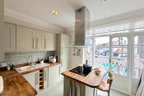 2 bedroom flat to rent, Leigh Road, Leigh-On-Sea