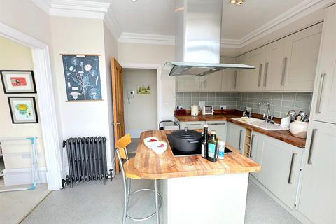 2 bedroom flat to rent, Leigh Road, Leigh-On-Sea