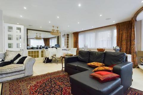 3 bedroom house to rent, Queens Terrace, London