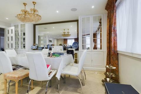 3 bedroom house to rent, Queens Terrace, London