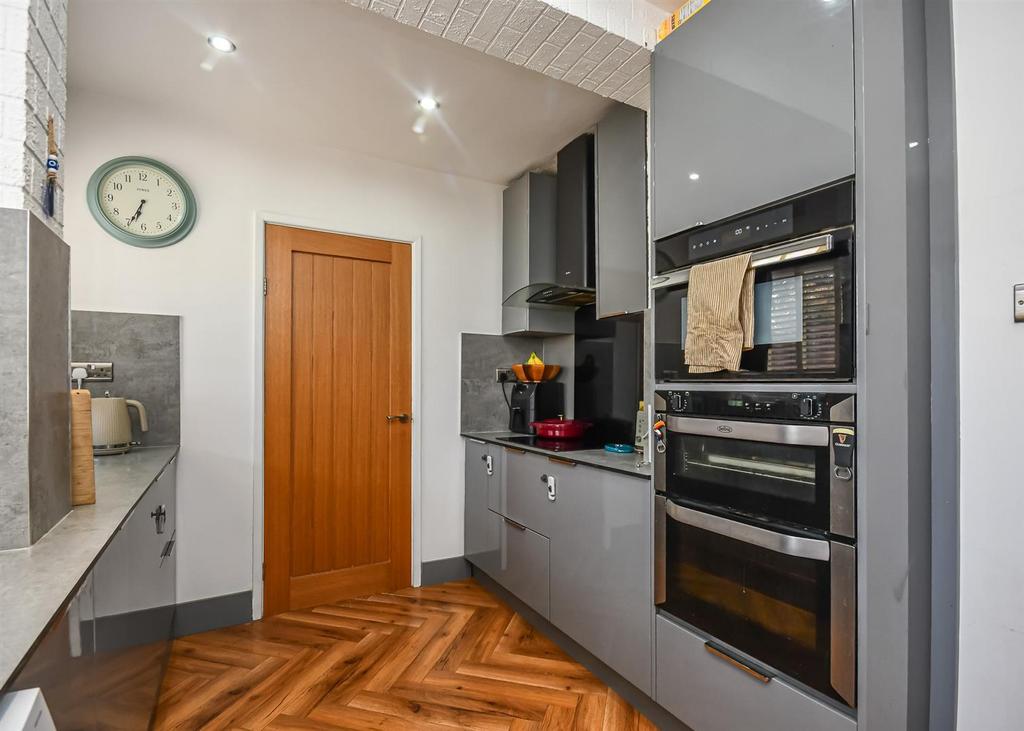 110 Wombourne Park-5.jpg