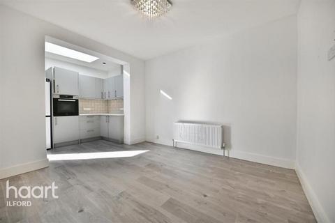 3 bedroom terraced house to rent, Chase Lane, ILFORD