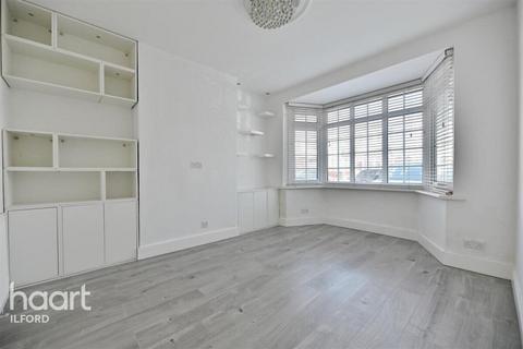 3 bedroom terraced house to rent, Chase Lane, ILFORD